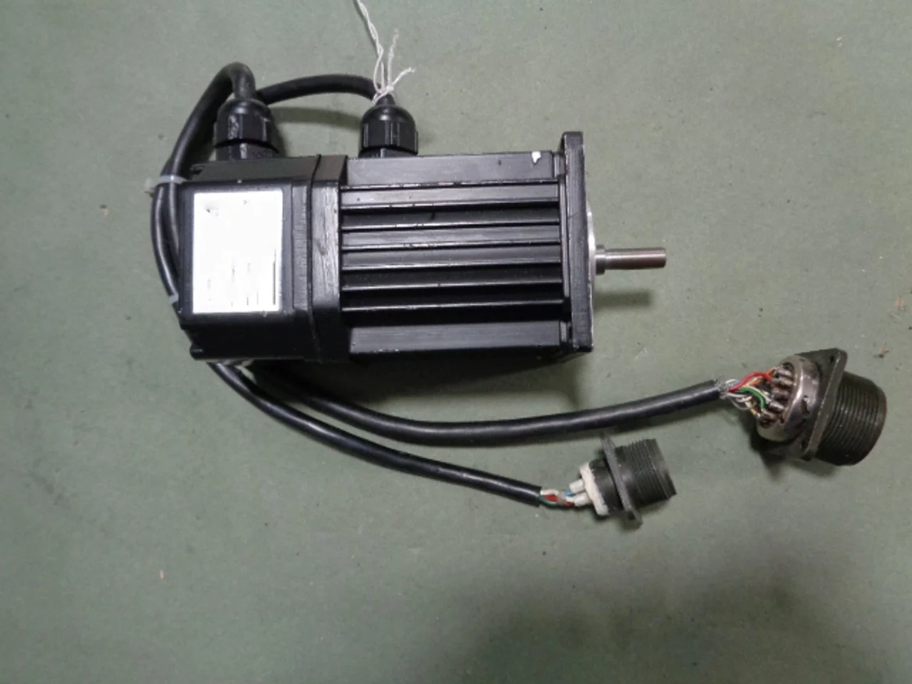 100% オリジナル新 SGMGV-2QA3A6E SGM-A3B3F USAREM-01CFJ51 サーボモーター 1 年保証高速配送