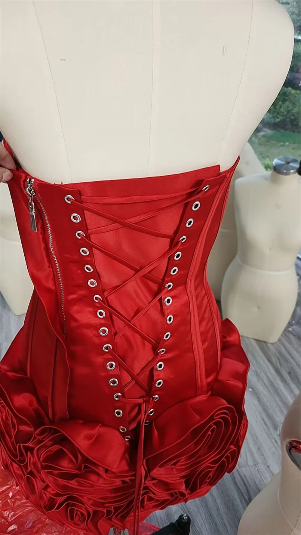 فساتين حفلات كوكوتيل بطبقات مخصصة مكشكشة بحافة فساتين حفلات مثيرة بدون حملات للوطن فساتين قصيرة مكشوفة الكتف من الساتان Bodycon