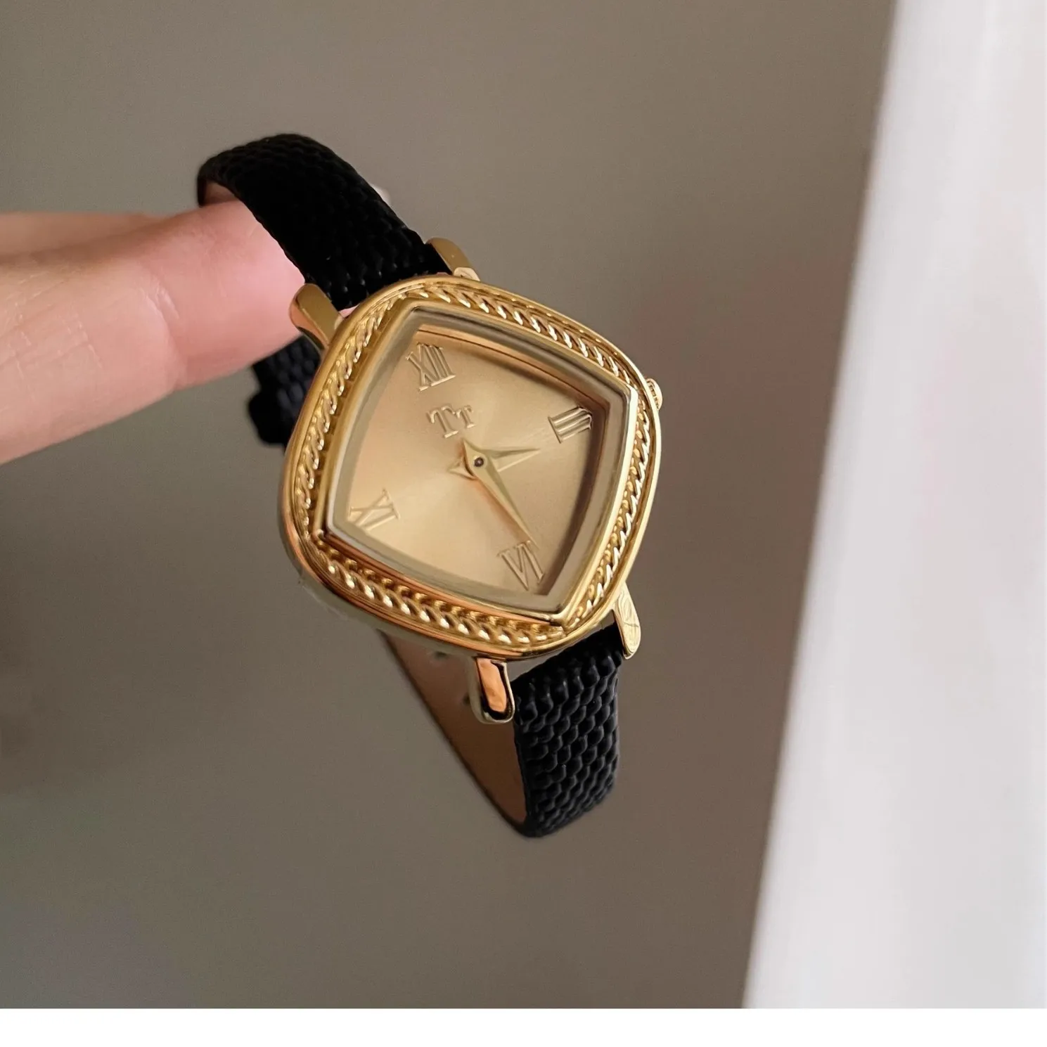 

DiamondShaped Vintage Women'S Watch With Small DialThin Leather StrapGold Square Design, High-End And Exquisite New Retro Style.