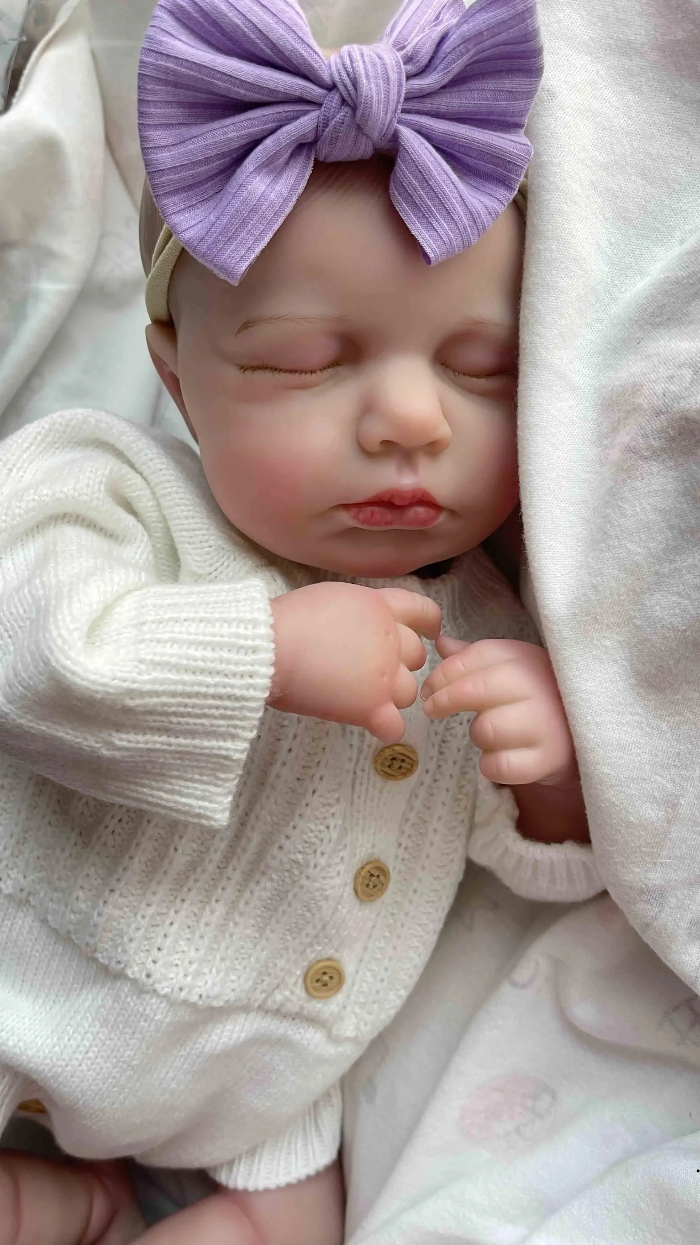 Lalka Reborn Loulou z miękkiego materiału/pełnymi winylowymi ramionami, 19 cali, realistyczna, z wielowarstwową malowaną skórą, ręcznie malowanymi włosami i widocznymi żyłkami.
