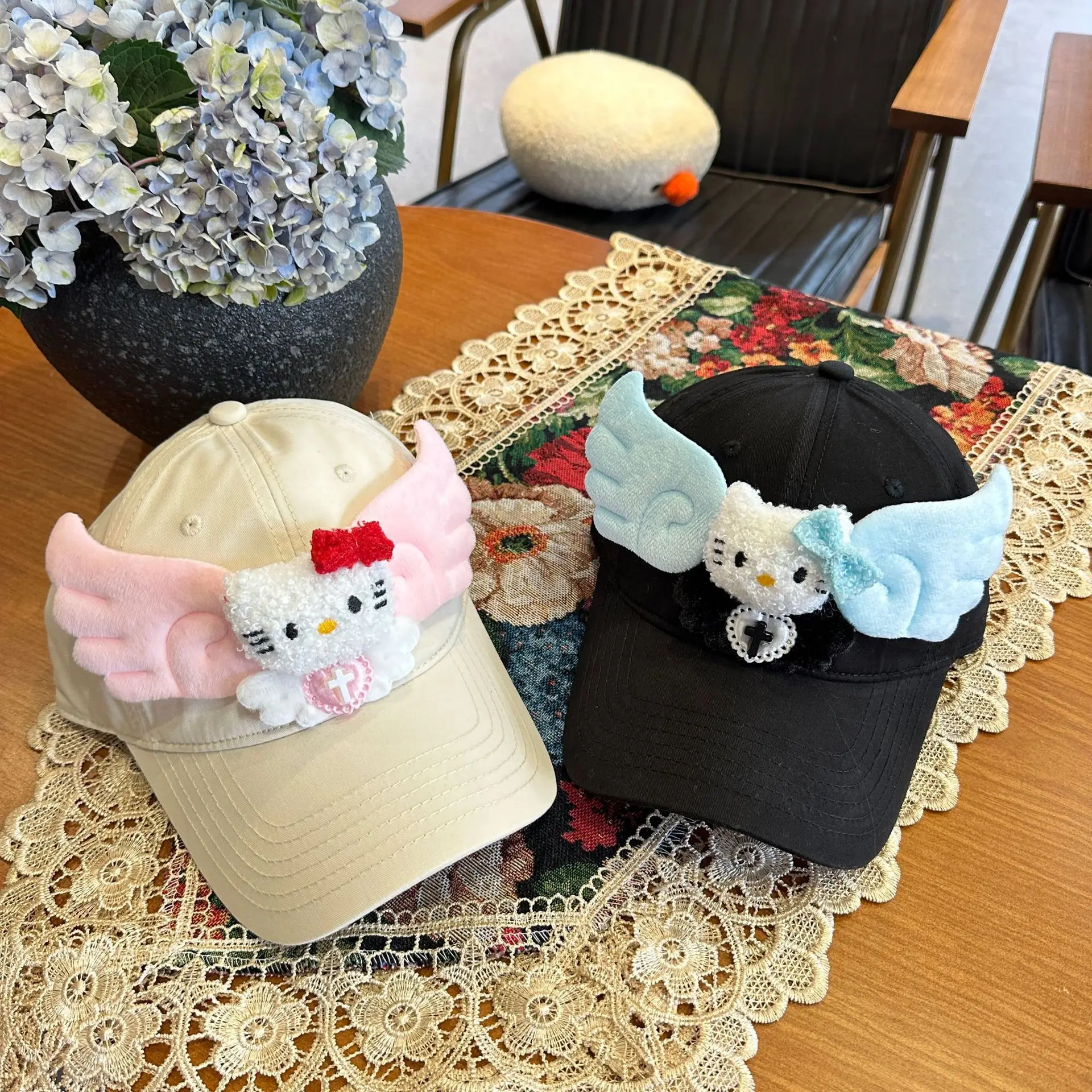 قبعة بيسبول Miniso ذات أجنحة فرعية kt cat للسيدات للربيع والصيف، قبعة بيسبول لطيفة للحماية من الشمس على طراز الكلية