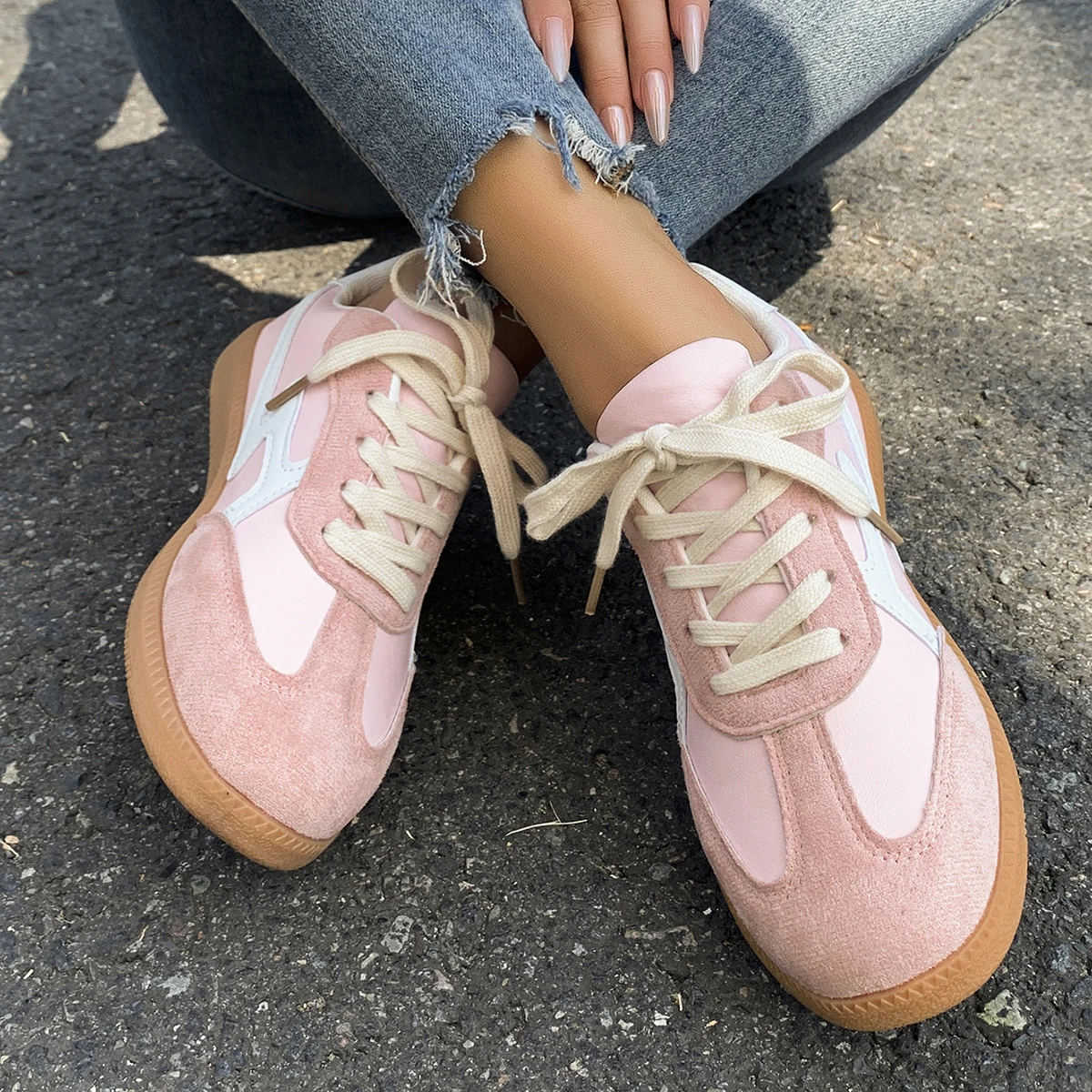 

Women Sneakers New Fashion Round Toe Casual Lace Up Shoes for Women Patchwork Retro Outdoor Flat Sneakers Women Zapatos De Mujer
