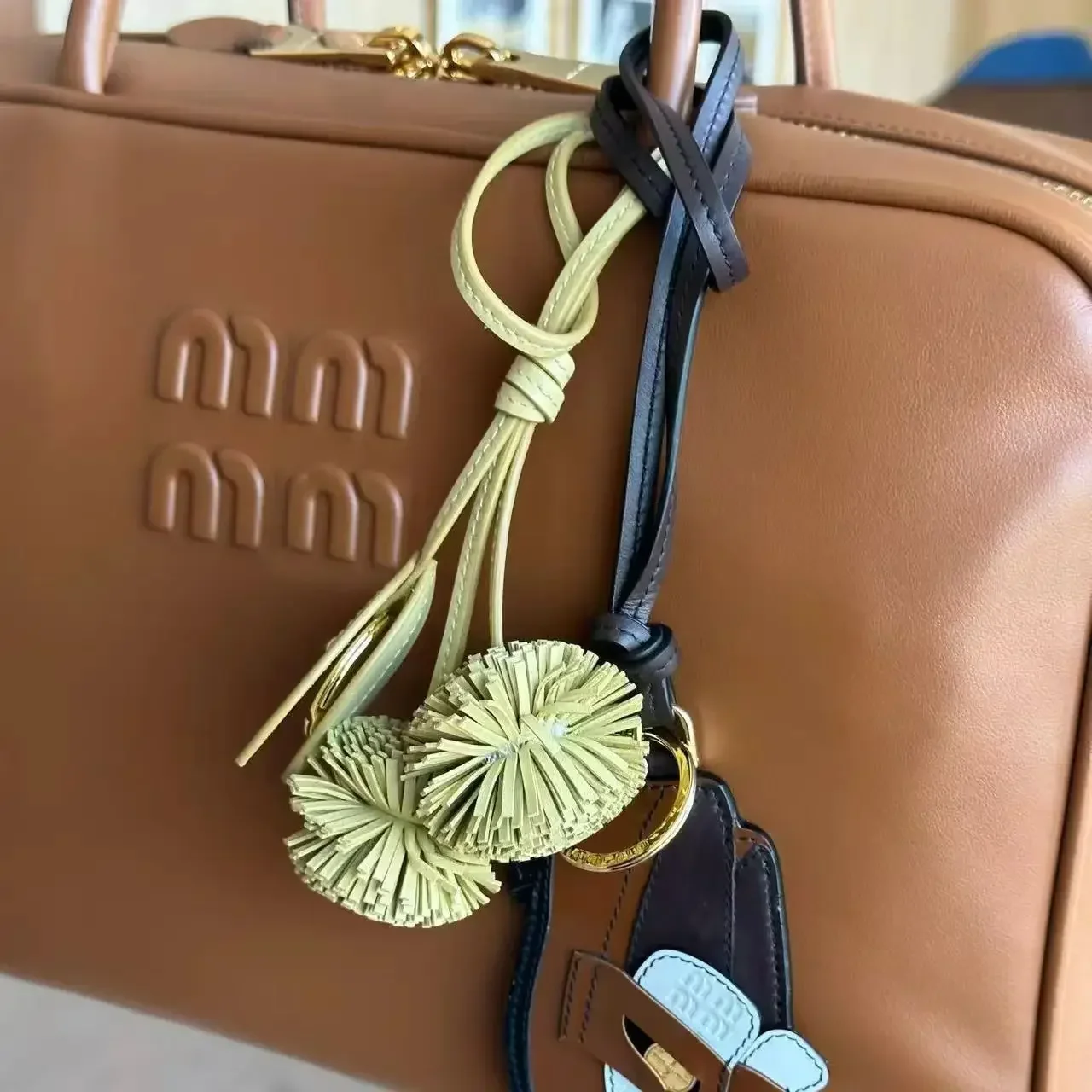 2025 موضة فاخرة نمط قسط miu إكسسوارات الأمتعة المفاتيح المعدنية والجلود موضة الاتجاه سيارة المفاتيح الإبداع