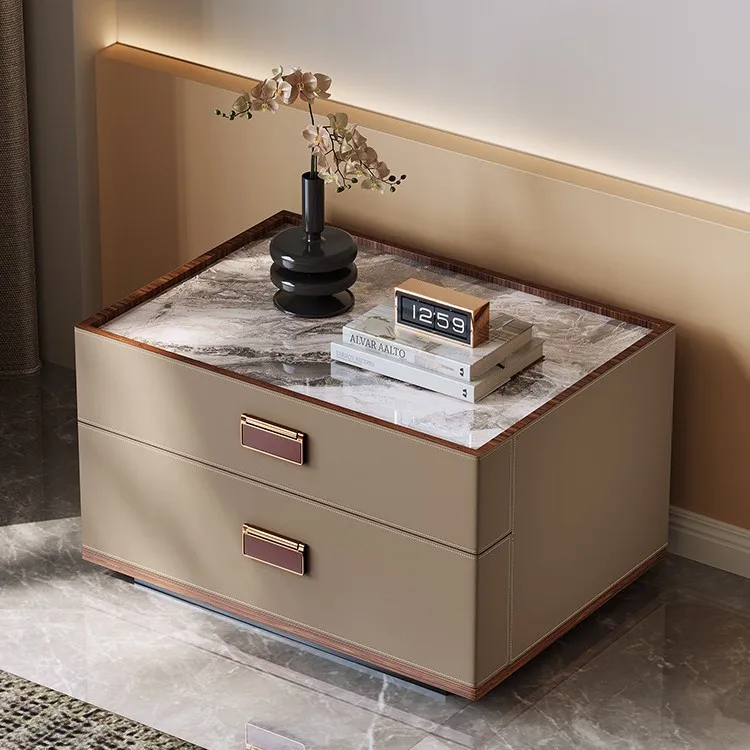 طاولة بجانب السرير من بلاطة الصخور الإيطالية البسيطة، سرج من الجلد الصلب، طاولة بجانب السرير، خزانة غرفة النوم