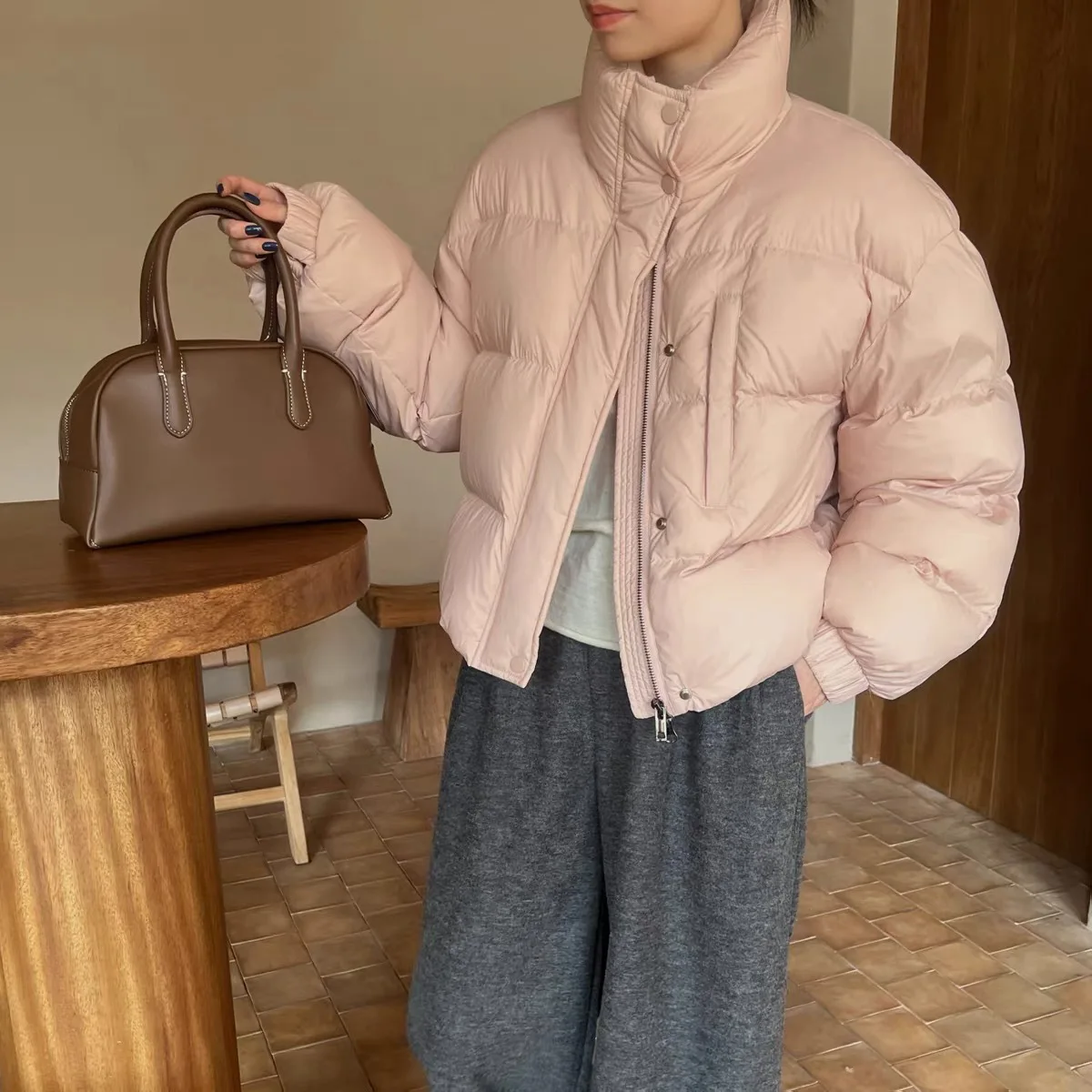 

Новинка 2023 года, осенне-зимняя легкая прессованная куртка-пуховик ярких цветов с воротником-стойкой, женское теплое свободное короткое пальто на утином пуху