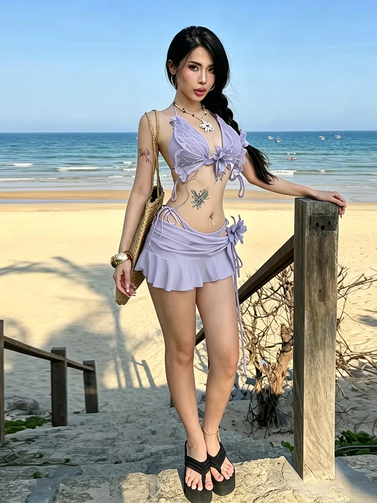 

Комплект из 3 предметов Whatiwear: женский топ-халтер с 3D цветами и бахромой, мини-шорты и юбка с рюшами и асимметричным подолом, сексуальный костюм