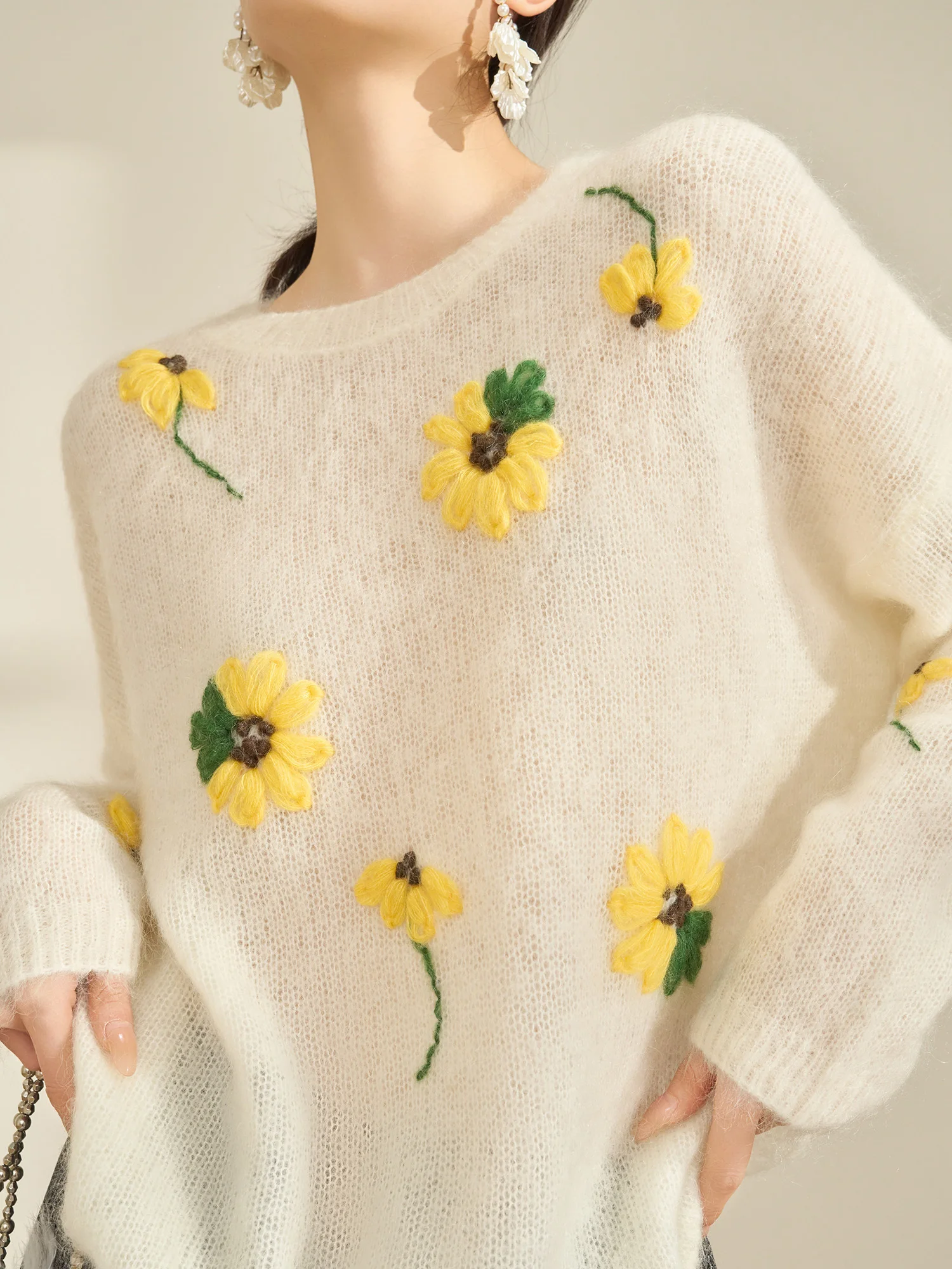 

Женский вязаный свитер Flowing Era с круглым вырезом, вышитый, из мягкого полиэфирного волокна, теплая зимняя верхняя одежда, повседневный топ, новинка