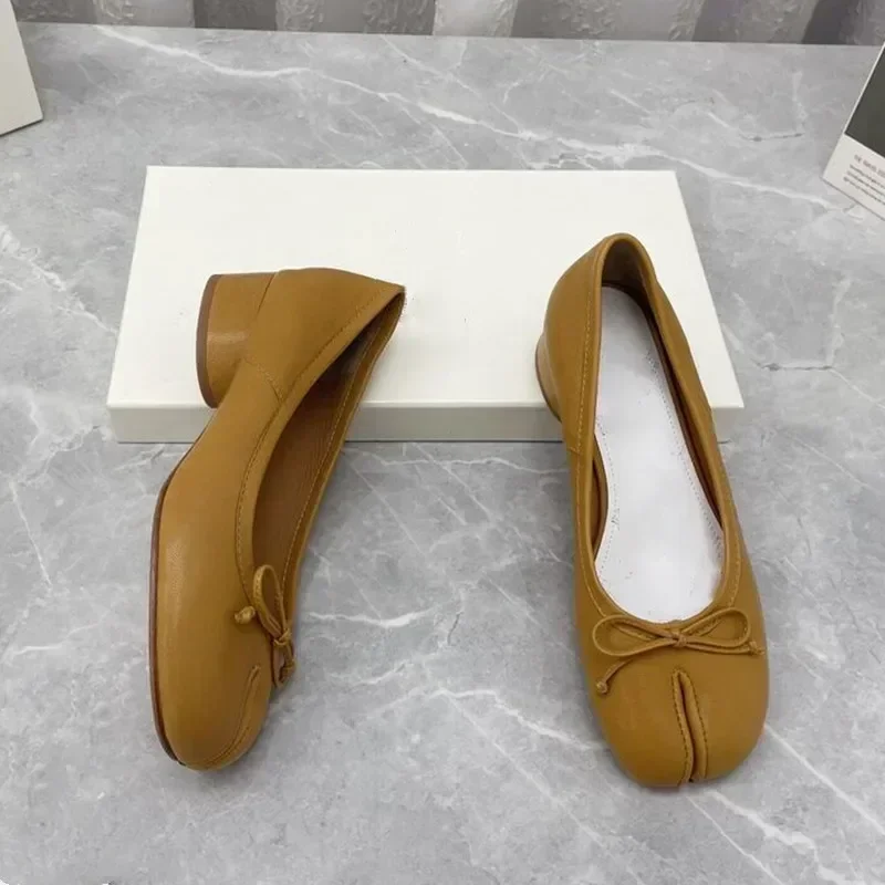 Chaussures simples fendues pour femmes, européennes et américaines, mi-talon, bouche peu profonde, peau de mouton, pieds de over, printemps, été, nouveau, 2024