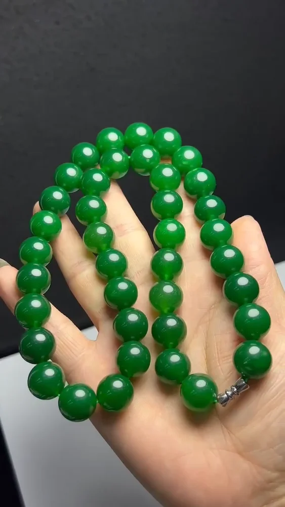 Chinese Jade Natural Quartz High Ice Green Necklace Stone for Mind Peace Healing