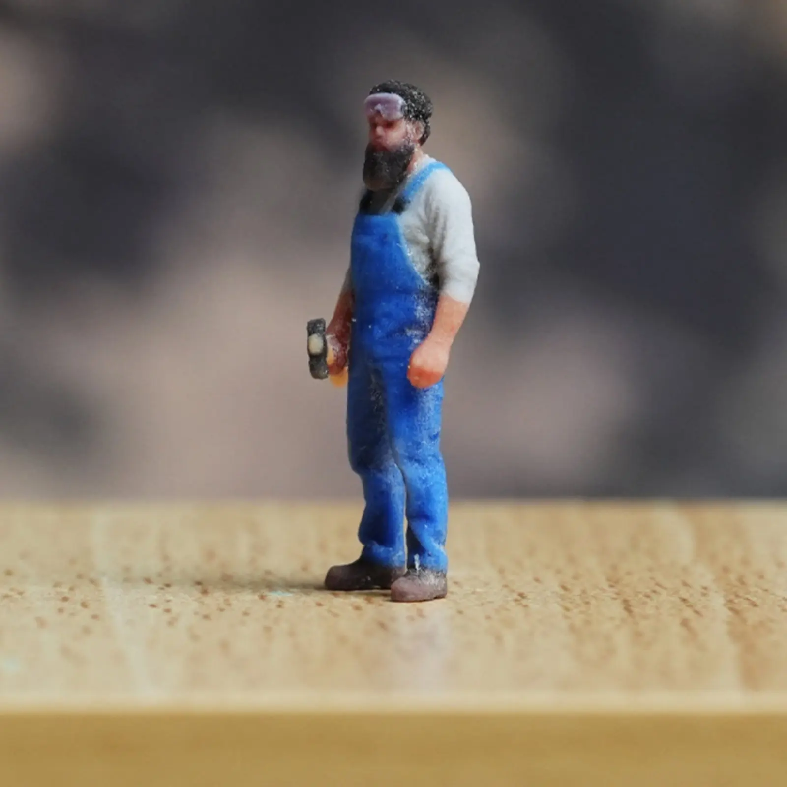 

Фигурка рабочего в масштабе 1:64, трехмерная печатная модель человека в масштабе 1:64, миниатюрный рабочий с молотком, высокодетализированная модель.