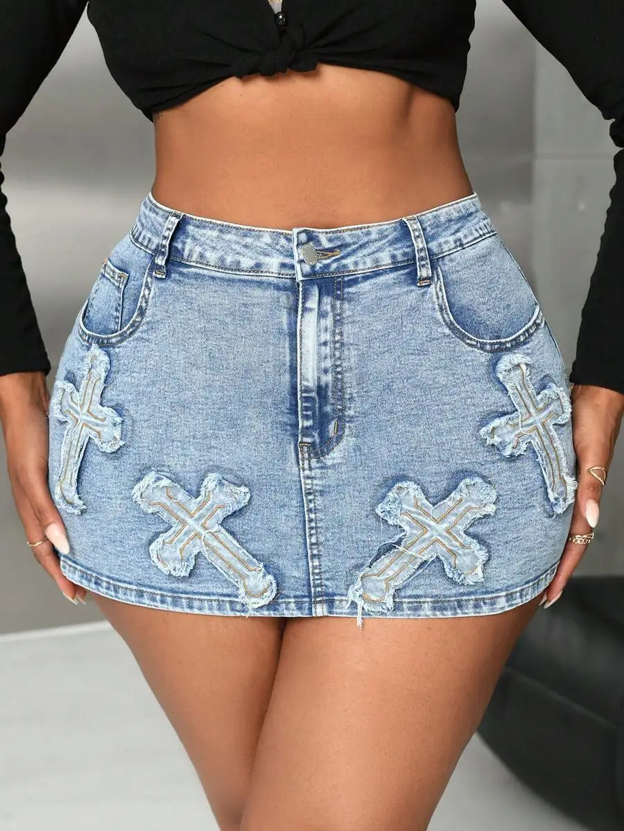 

Женская джинсовая мини-юбка с эффектом потертости и вышивкой крестиком - высокая талия, эластичная ткань