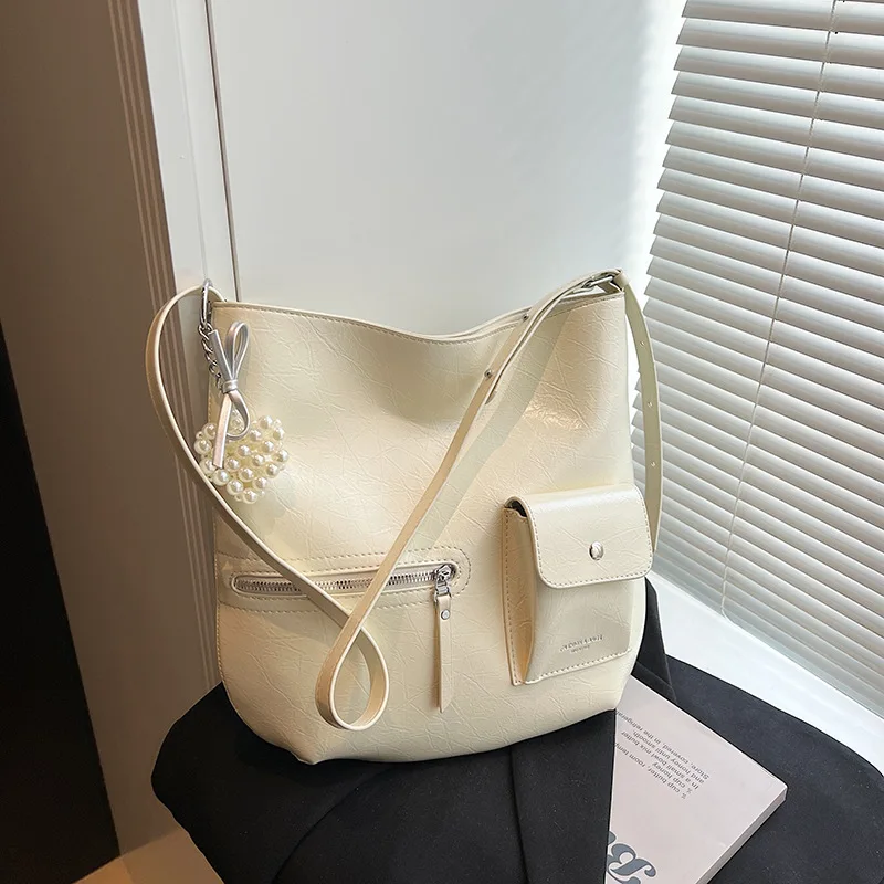 

Vintage large capacity tote bag for women in spring 2025, fashionable and versatile commuting shoulder bag, crossbody bag