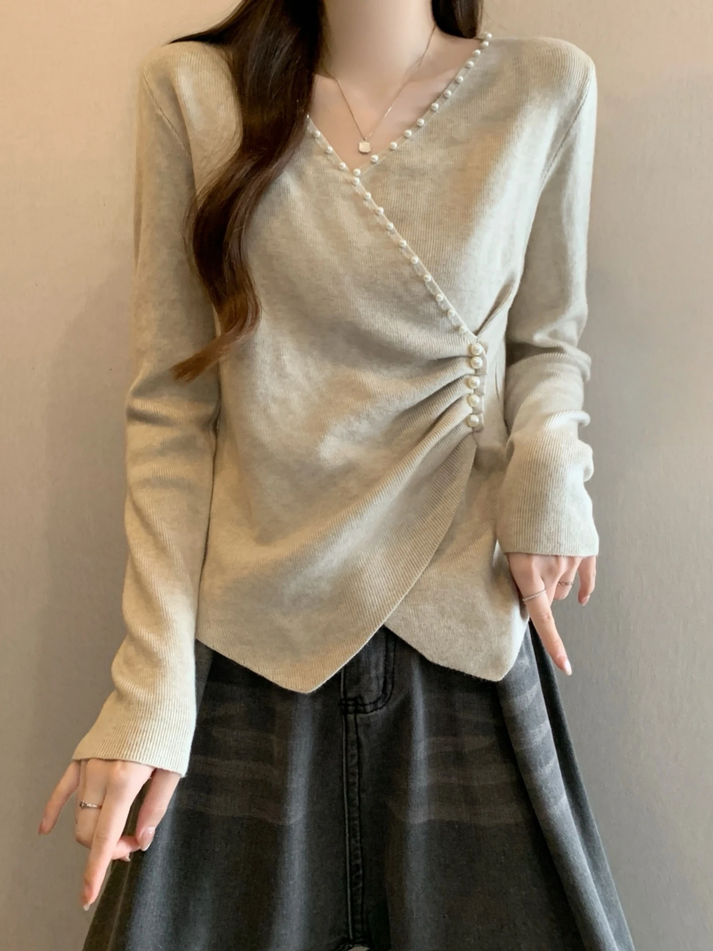 Slimming V-Neck Knitted Base Shirt Women's Short Style Pearl Embellished Asymmetric Korean Style Commute Soft Comfortable
