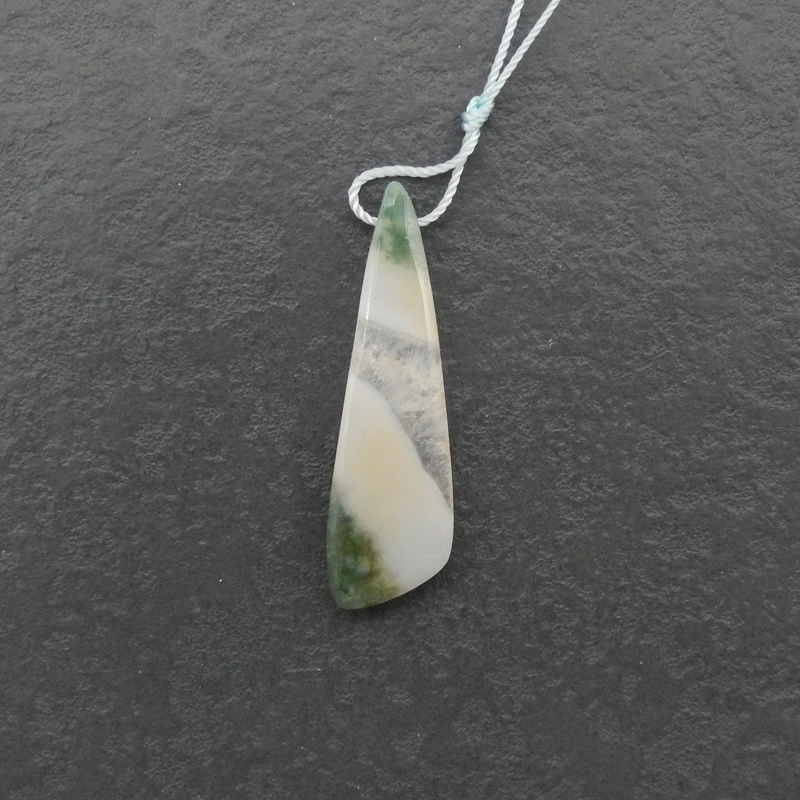 

Подвеска в форме самородка из натурального мхового агата для изготовления ювелирных изделий прибл. 43х13х5мм 3,95г