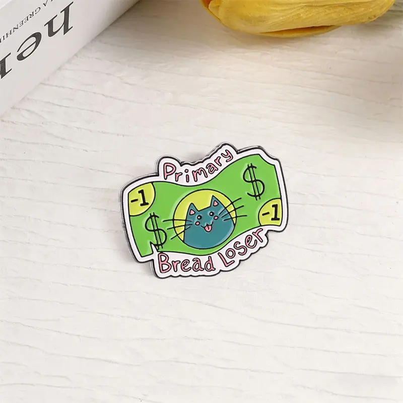 �Primary Bread Loser“ Emaille-Abzeichen, lustiger Katzen-Geld-Meme-Stil-Pin, grünes Dollar-Schein-Design, Metallbrosche, Revers-Accessoire, Geschenk – Detail 7
