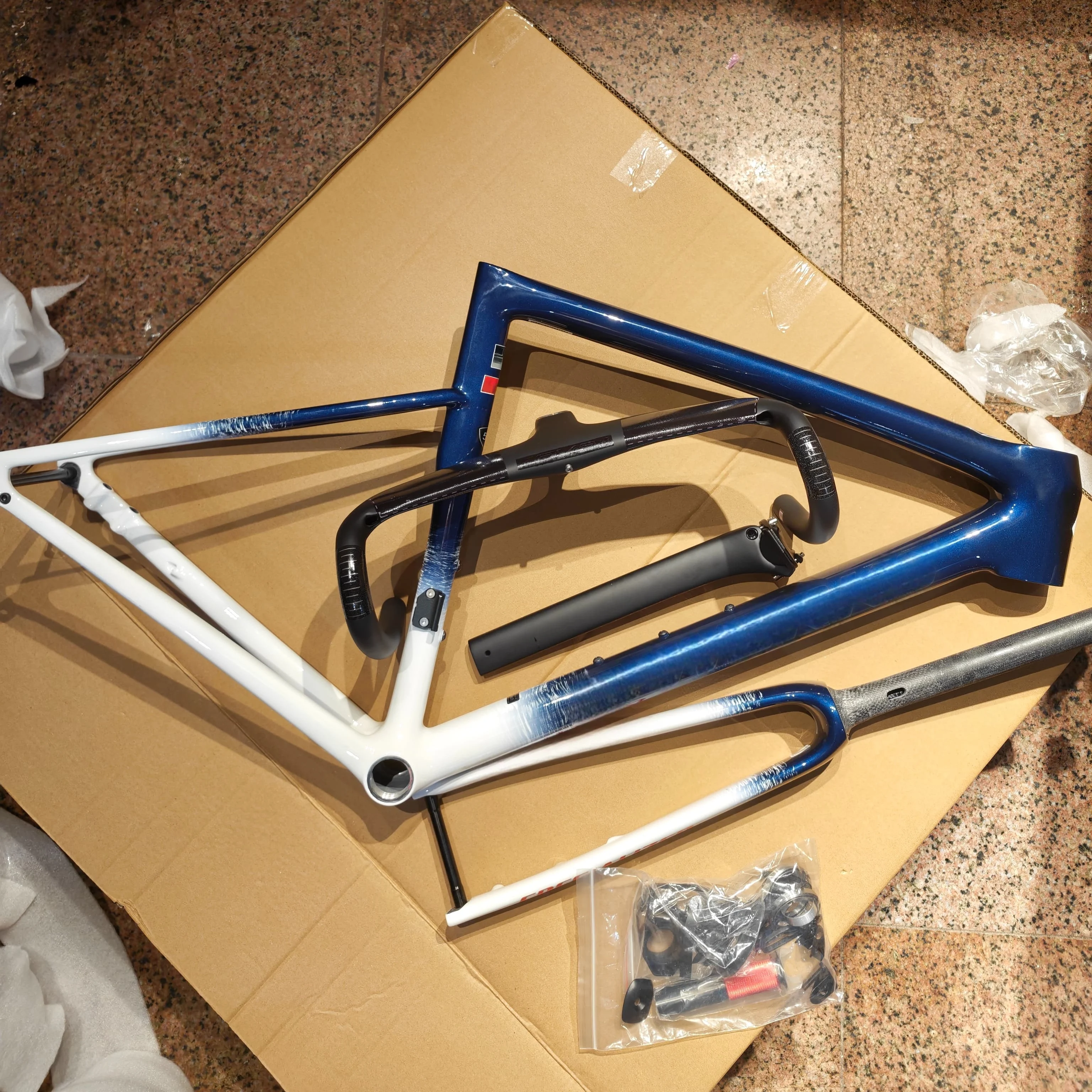 2025 New Sl8 Ultralight T1100 Ud Carbon Road Frame with Disc Brake and Custom Color Options