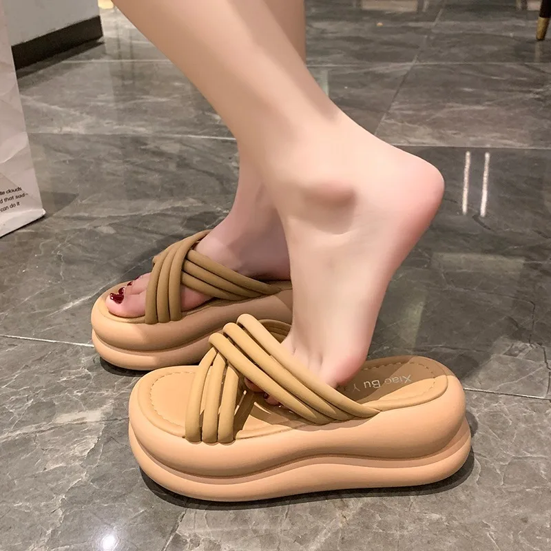 Sandal wanita hak tebal 7CM sandal Wedge pelat tali silang wanita sandal pantai sol tebal mode musim panas 2023