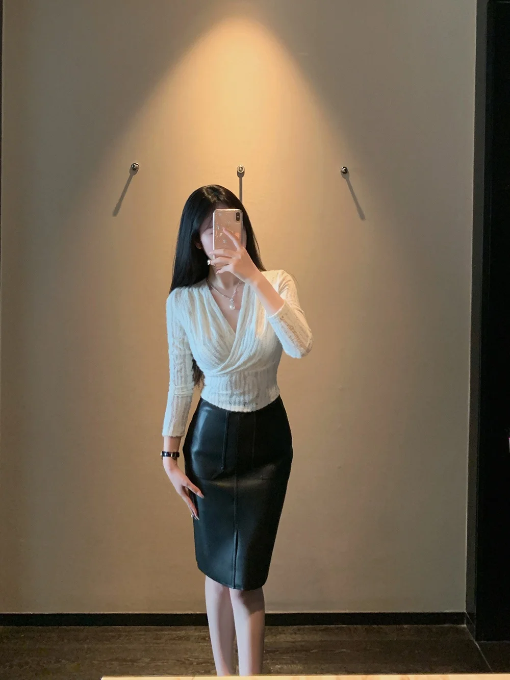 

Комплект из вязаного топа с длинными рукавами и юбки с перьевой пряжей, облегающий модный женский наряд для женщин 25-35 лет