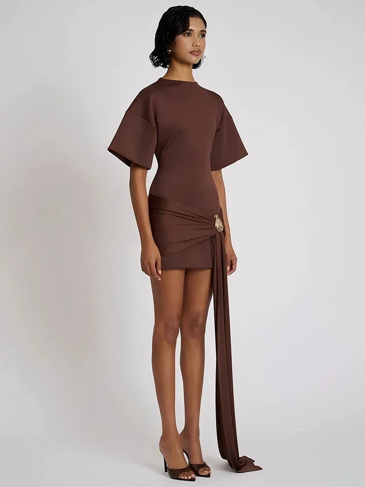 Chaxiaoa moda manga curta ruched sexy mini vestido feminino elegante decoração de metal sólido o pescoço cintura alta vestidos clube novo