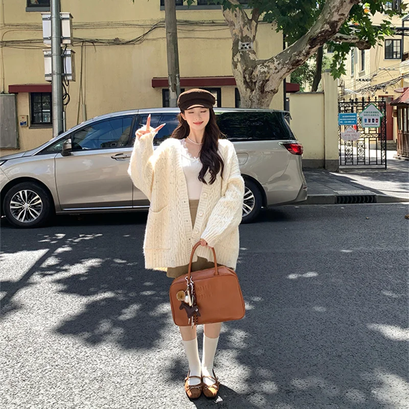 เสื้อโค้ทไหมพรมถักคุณภาพสูงสำหรับผู้หญิง ไม่เป็นขุย สำหรับต้นฤดูใบไม้ร่วง แขนยาว คอวี ความยาวปกติ เสื้อคลุมด้านนอก โดยตงกวน ต้าเหลียง