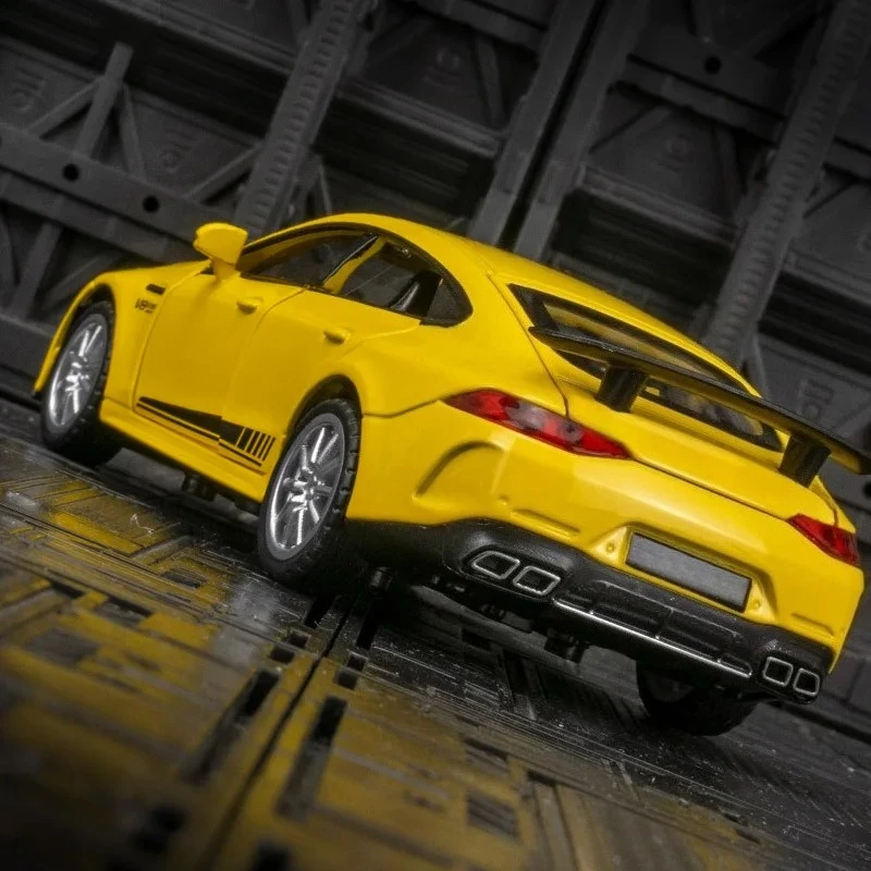 لنموذج سيارة مرسيدس GT63 سبيكة 1:32، يمكن فتح الأبواب سيارة لعبة للأطفال مع وظائف الصوت والإضاءة المحاكاة