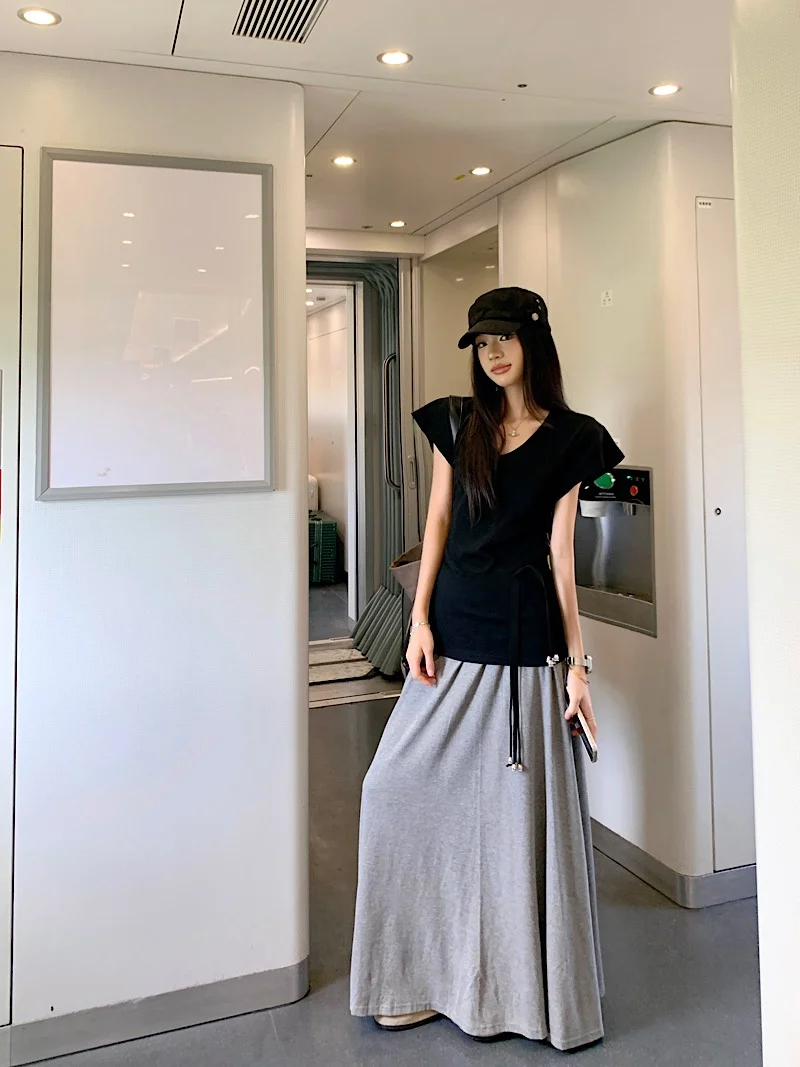 

Fashionable Black Short Sleeve T-Shirt And High Waist Skirt Two-Piece Set for Women Spring Summer Slimming Effect V-Neck Top