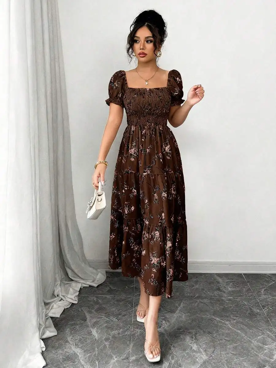 Damen-Maxikleid für Frühling/Sommer mit quadratischem Ausschnitt, plissierten kurzen Ärmeln und Rüschensaum, mit kleinem Blumenmuster, geeignet für Freizeit. – Detail 4