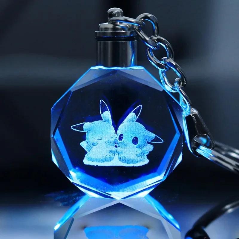 Anime Pokemon Bunte Kristall-Lampe Schlüsselanhänger Cartoon Pikachu Actionfiguren Glas-Anhänger Nachtlicht Schlüsselring Kette Spielzeug Geschenke