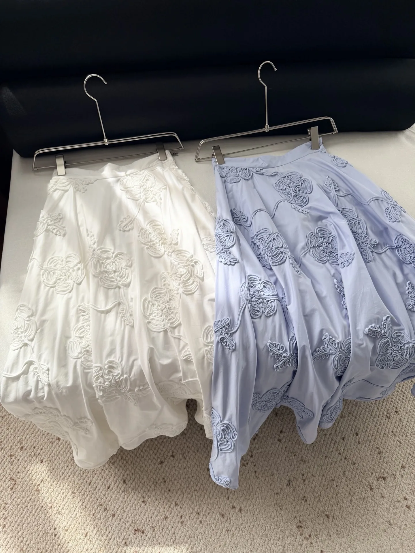 

Women's Vintage White and Blue Hand Painted Flower Embroidery Midi Skirt 2026 High Quality