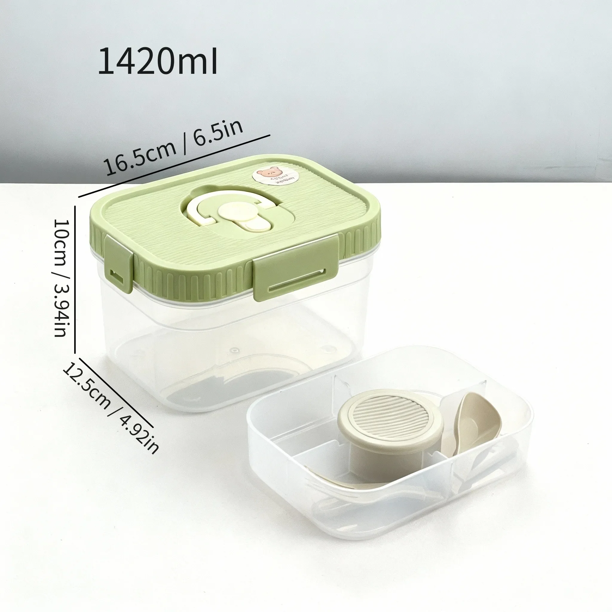 Draagbare, dubbele lunchbox van kunststof met vakken, inclusief sausbakje en bestek, groot volume, geschikt voor fruit, salades en andere voedingsmiddelen, en magnetronbestendig.