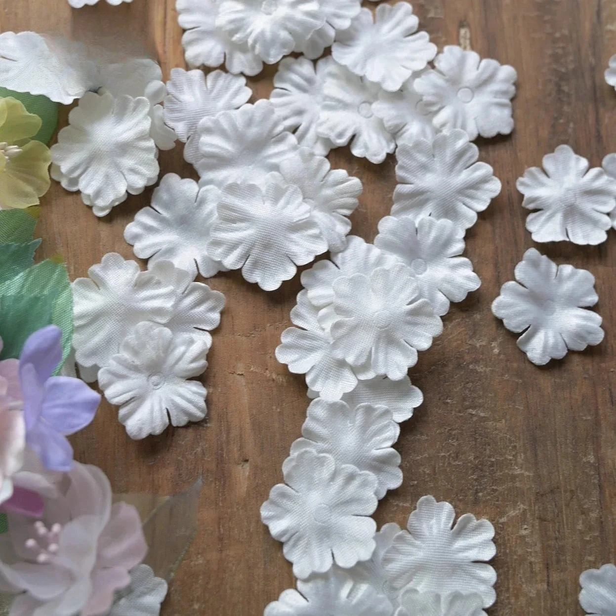 

100PCS/Pack .2.6CM High Quality Satin Petals DIY 3D Flower. Handmade Decorative Flower Pieces Wedding Dress Veil Accessories