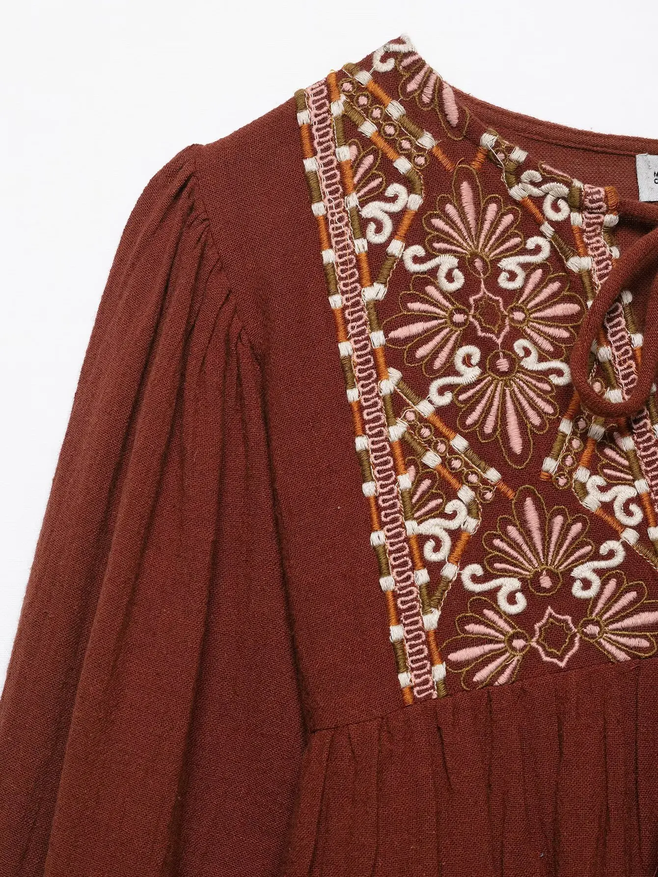 2025 Primavera y verano de manga larga para mujer Vestido corto con borlas con cordones y cuello en V vestidos bordados sueltos Casual vestido de vacaciones en la playa