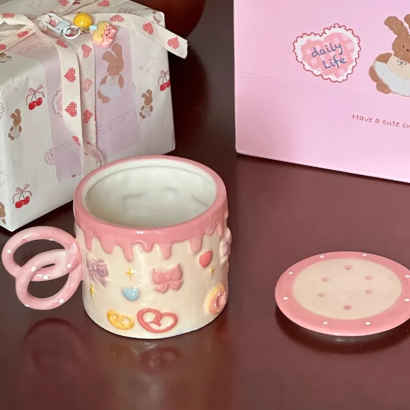 كوب سيراميك ملون تحت التزجيج تصميم بسكويت إبداعي مرسومة يدويًا كوب ماء لطيف ممتع مع غطاء كوب عصير للمكتب المنزلي هدية