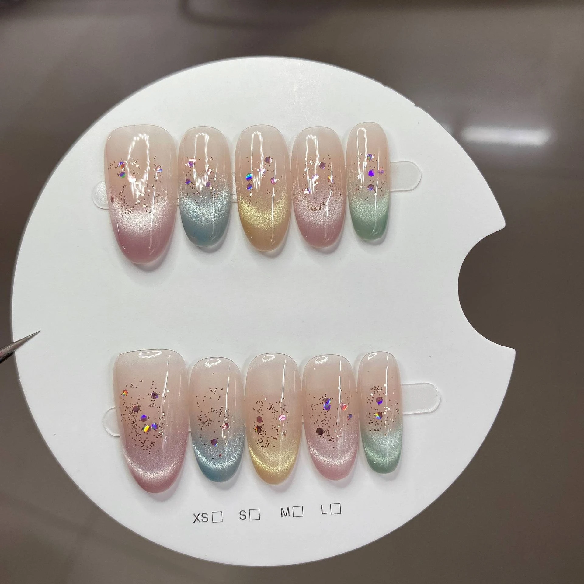 10枚入りミディアムオーバルハンドメイドプレスオンネイル カラフルキャッツアイフレンチ ダイヤモンド付き グロッシーフェイクネイルアートパッチ フルカバー装着可能