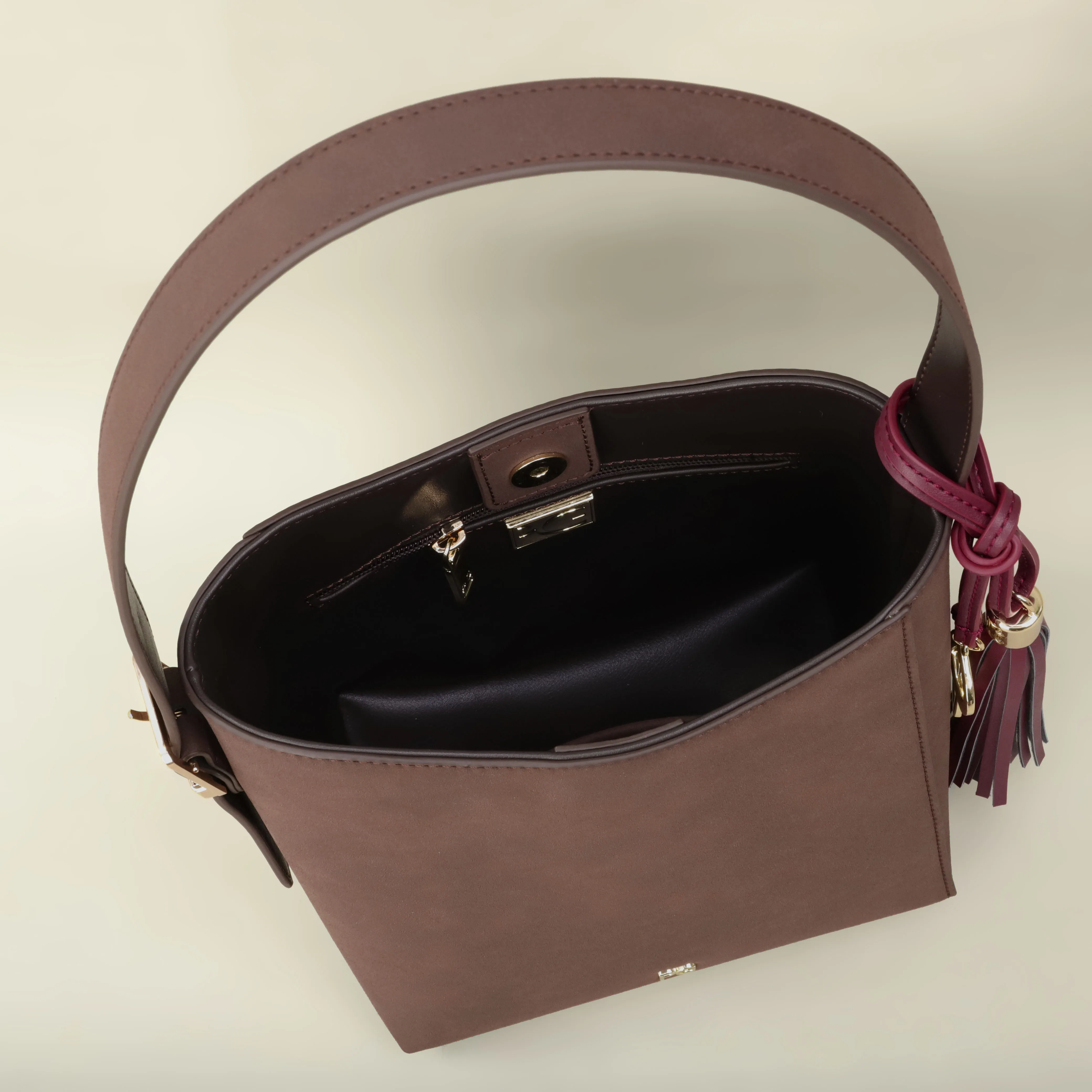 PG Leichte Nischen-Luxus-Schultertasche Neuestes Modedesign Hochwertige Minimalistische Elegante Strandtasche Ausverkauf – Detail 10
