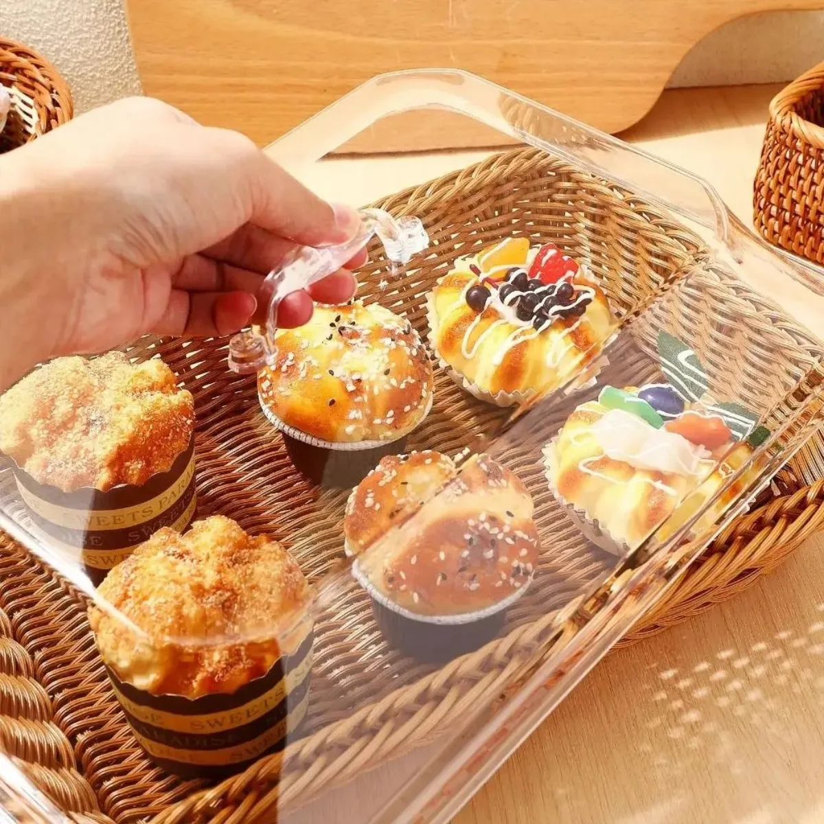 1PC Imitation Woven Rattan Basket Bread Basket Fruit Holder Snack Biscuits Woven Basket with Acrylic Transparent Lid Home Decor