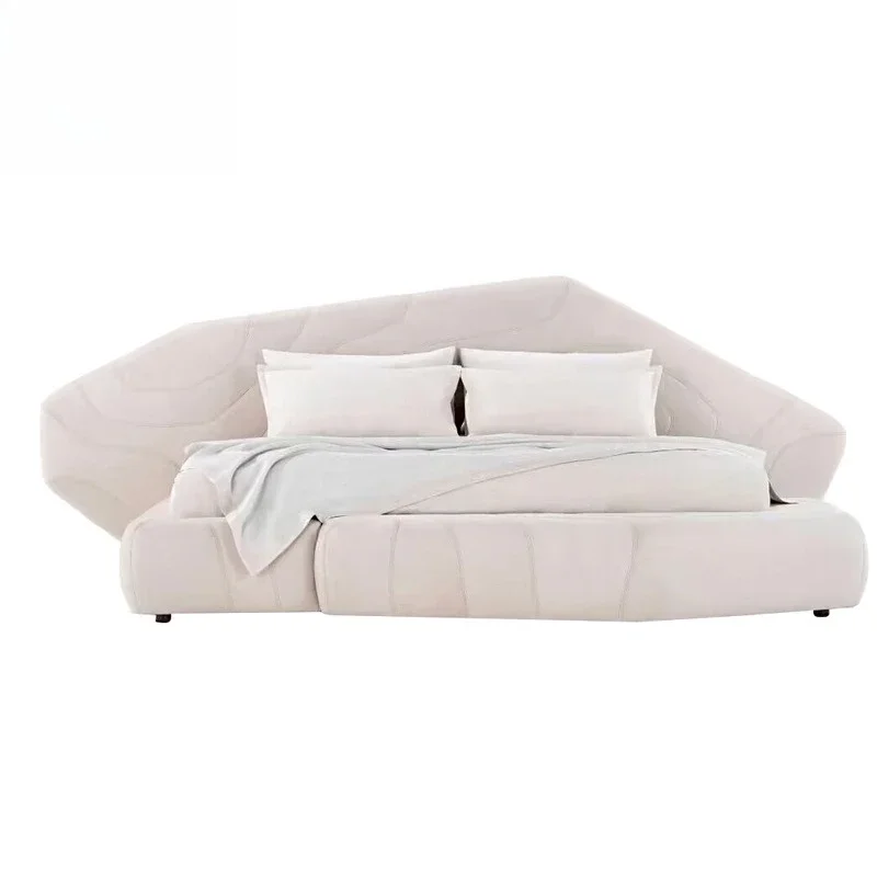 Tempat tidur ganda mewah bergaya villa dengan lampu putih, kamar tidur utama desainer, tempat tidur layar lebar kreatif