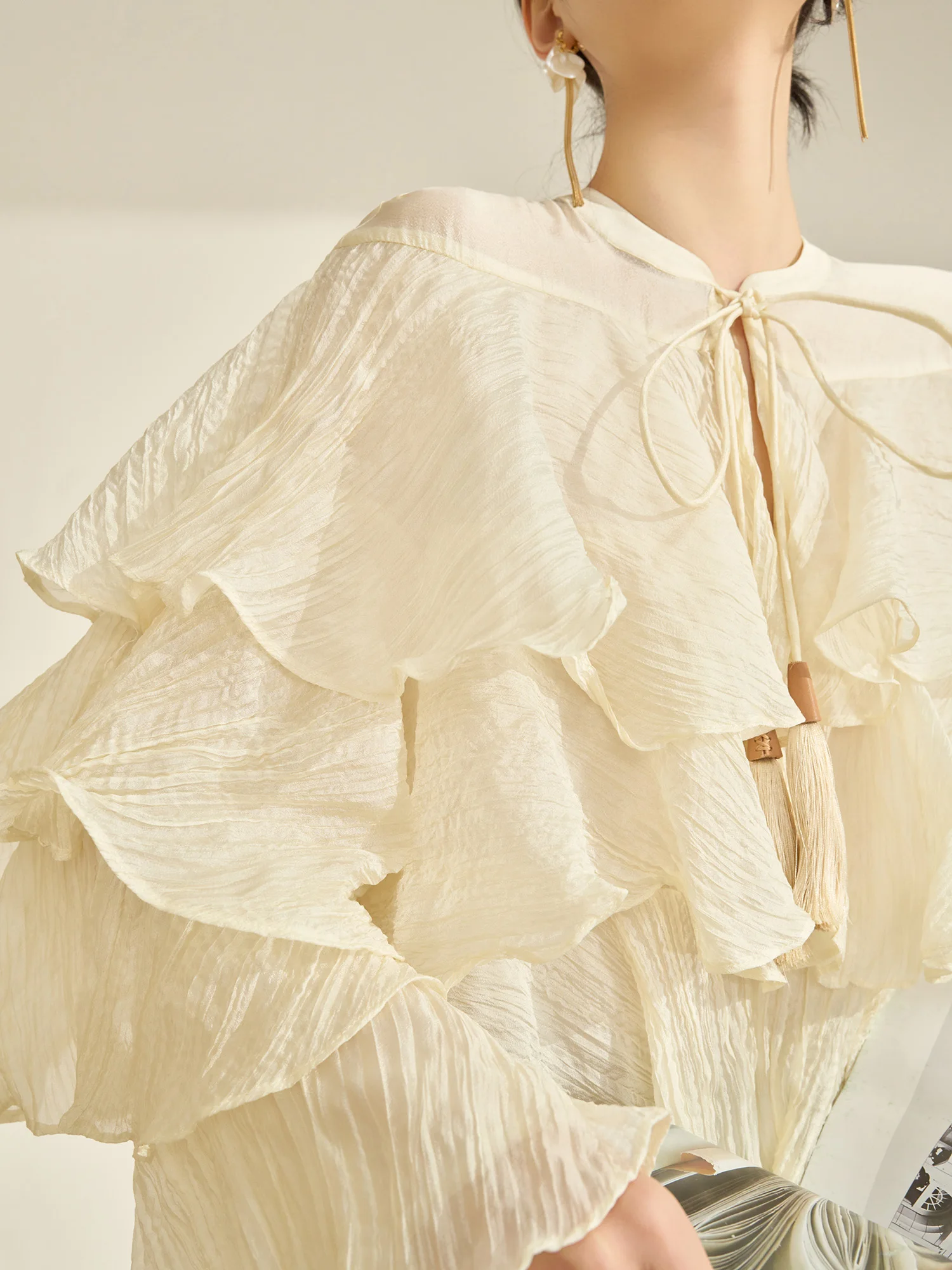 

Новая женская повседневная блузка Flowing Era: уникальная, красивая, плиссированная, с многослойной кружевной отделкой и поясом, из полиэстера.