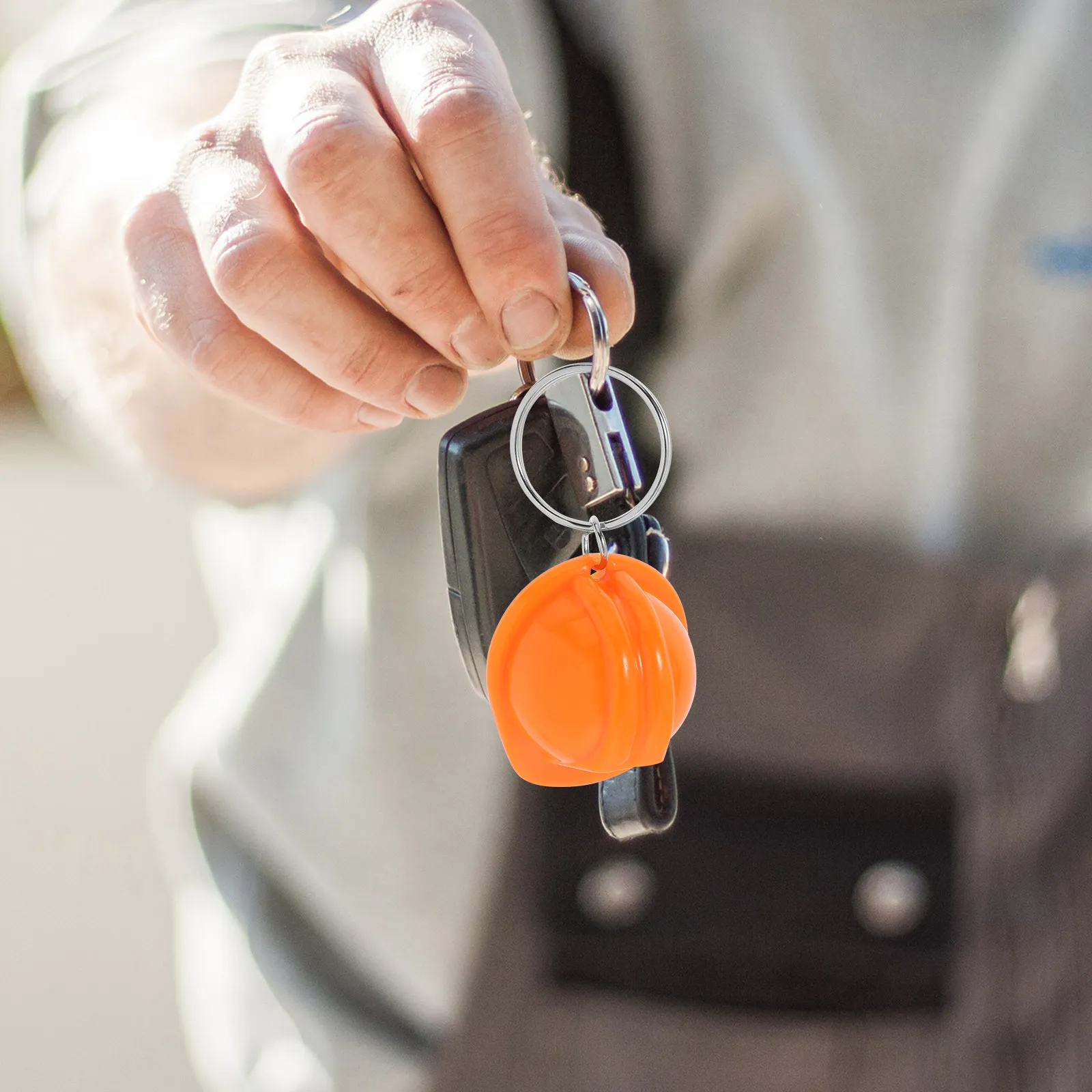 4Pcs Mini Construction Hat Keychain Alloy Plastic Mini Keyring for Engineers Construction Workers Party Favors Backpack