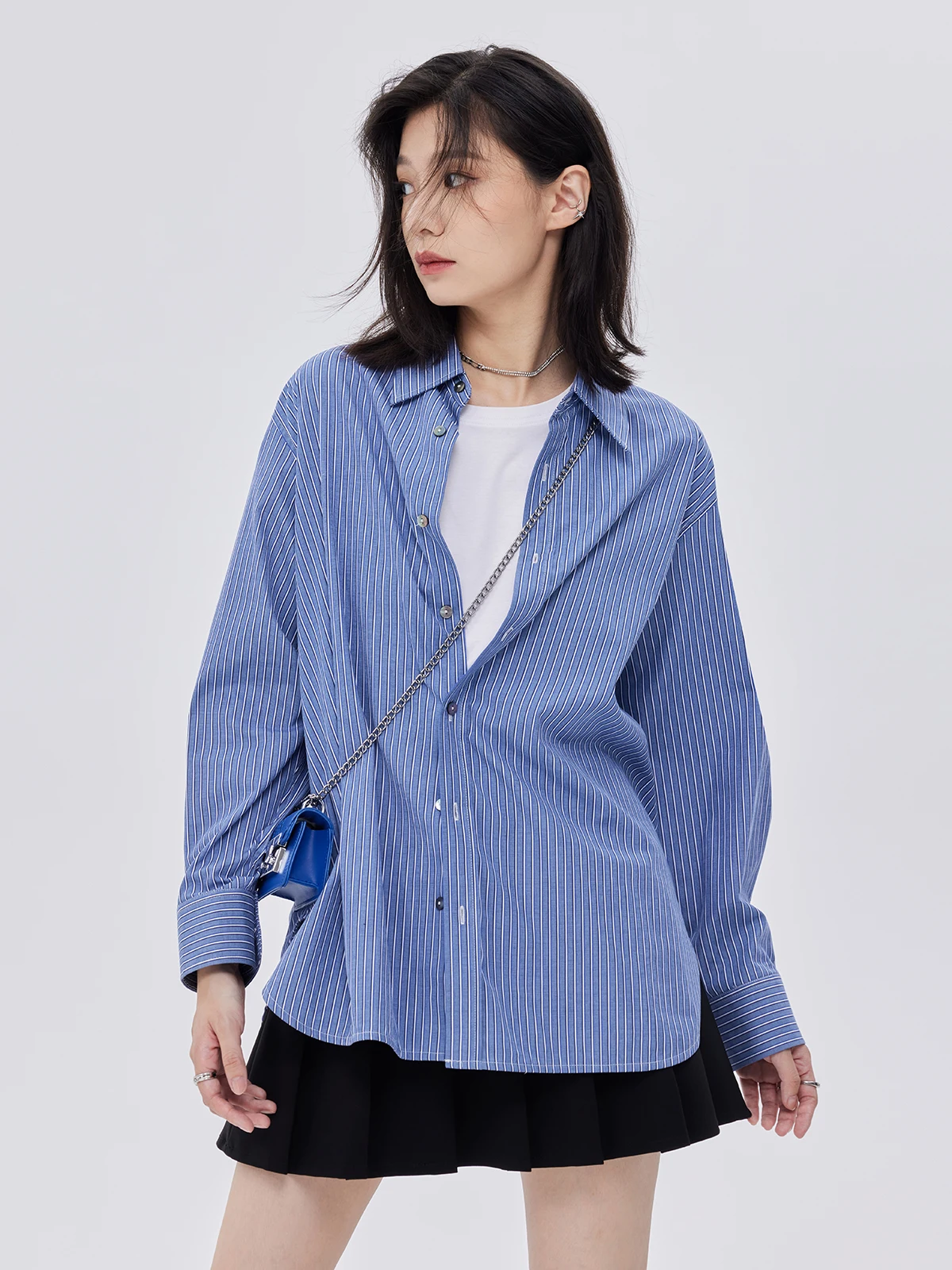 

Свободное платье в полоску с длинным рукавом, женское, весеннее, новое, сине-белое, с разрезом спереди, открытыми плечами