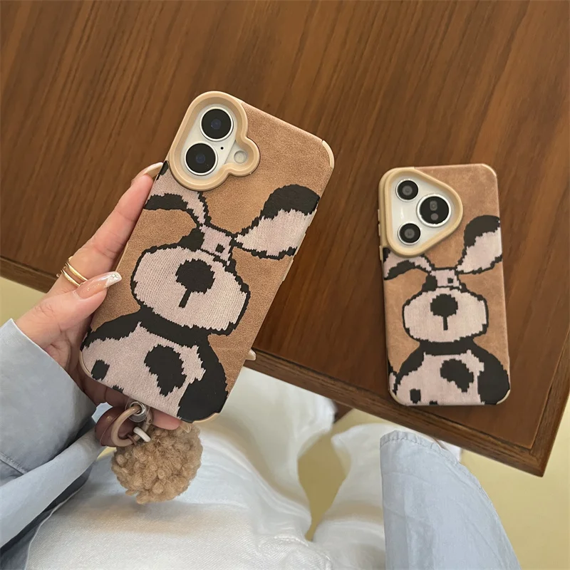 Funda de teléfono para perro manchado con suéter Maillard marrón de otoño e invierno con campana, accesorios de bola de felpa para iPhone 13 14 15 16 Pro max