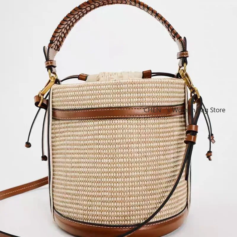 موضة القش دلو حقيبة نسج حقائب النساء مصمم بألواح الكتف حقائب كروسبودي عادية الصيف الشاطئ الصغيرة حمل المحافظ
