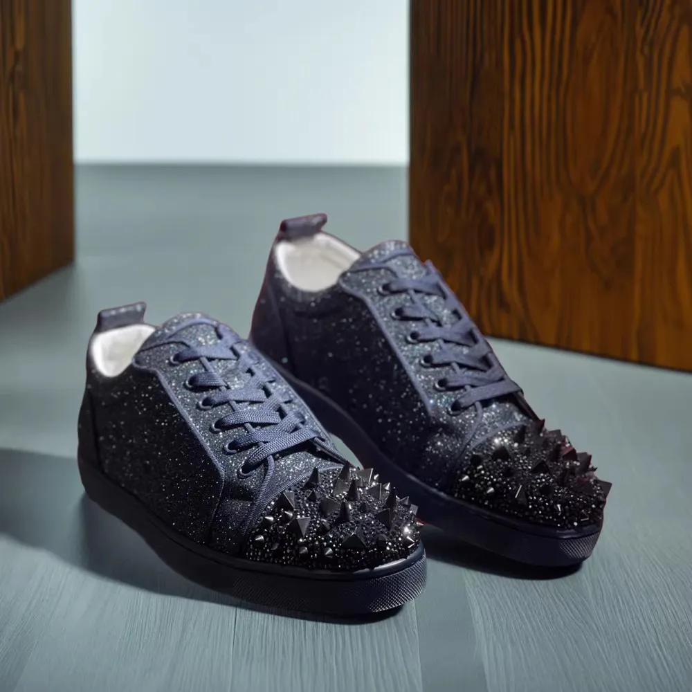 

Мужские люксовые кроссовки с низким берцем, синие, с блестками, на красной подошве, с заклепками и стразами на носке, повседневные, высококачественные, на заказ