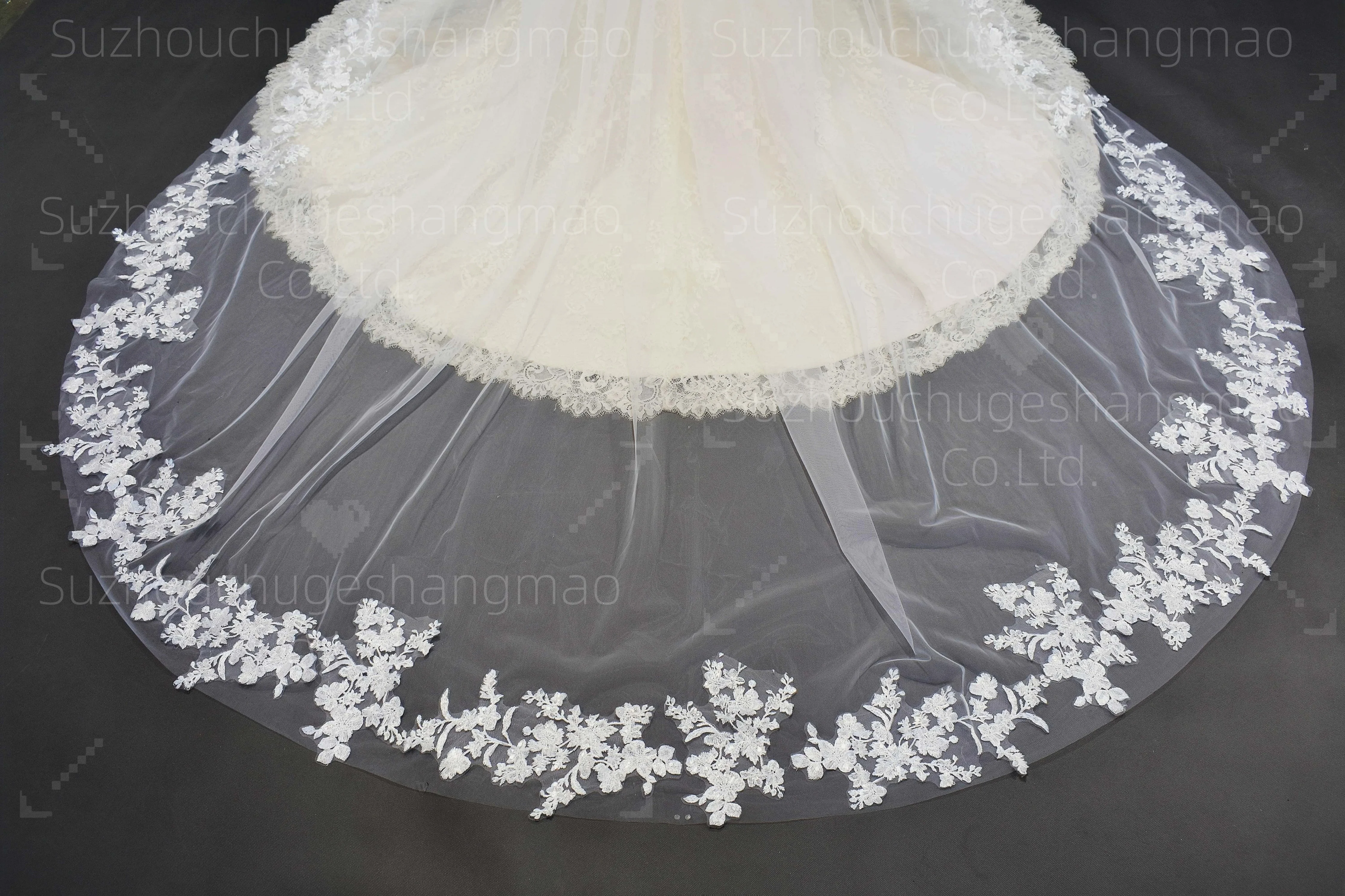طرحة زفاف حجاب زفاف طويل أبيض / عاجي حافة دانتيل زينة حجاب كاتدرائية شبكي ناعم طبقة واحدة