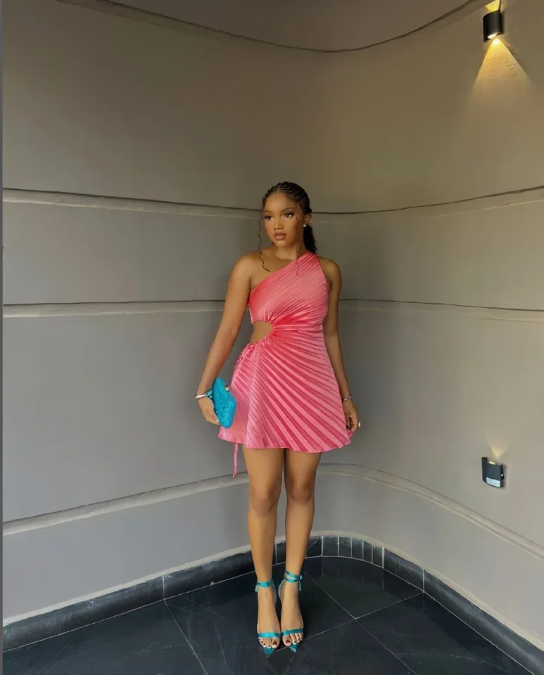 女性用プリーツワンショルダースリーブレスカットアウトウエストドレス イブニングセクシー クラブパーティー イブニングハイストリートドレス