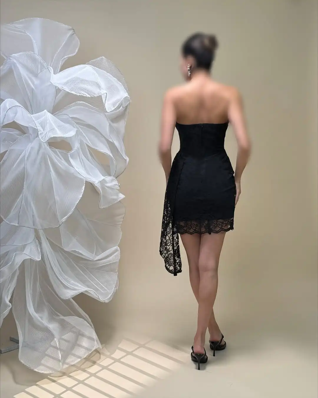 ชุดเดรสค็อกเทลมินิทรงเข้ารูป ดีไซน์ใหม่ แต่งลายปักแบบคอร์เซ็ท สายไขว้หลัง ดีไซน์หวานซ่อนเปรี้ยว เหมาะสำหรับงานพรอมหรืองานเลี้ยงอย่างเป็นทางการ