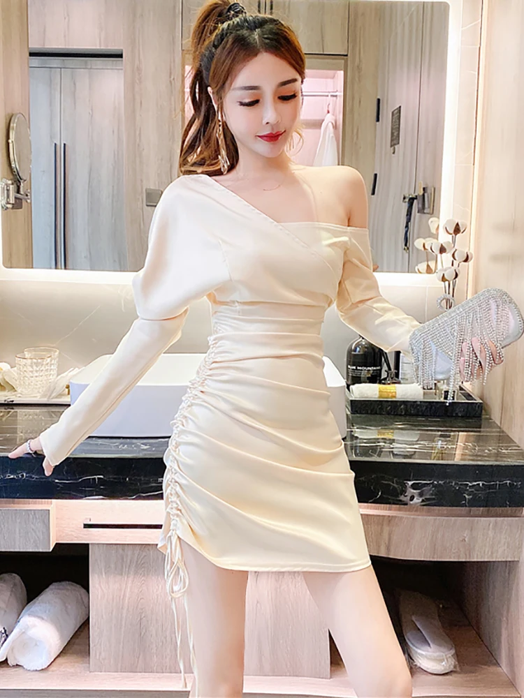 2024 Koreańska moda Satynowa elegancka bandażowa sukienka bodycon Kobiety Szykowna wydrążona seksowna mini sukienka Jesień Zima Casual Prom Clothes