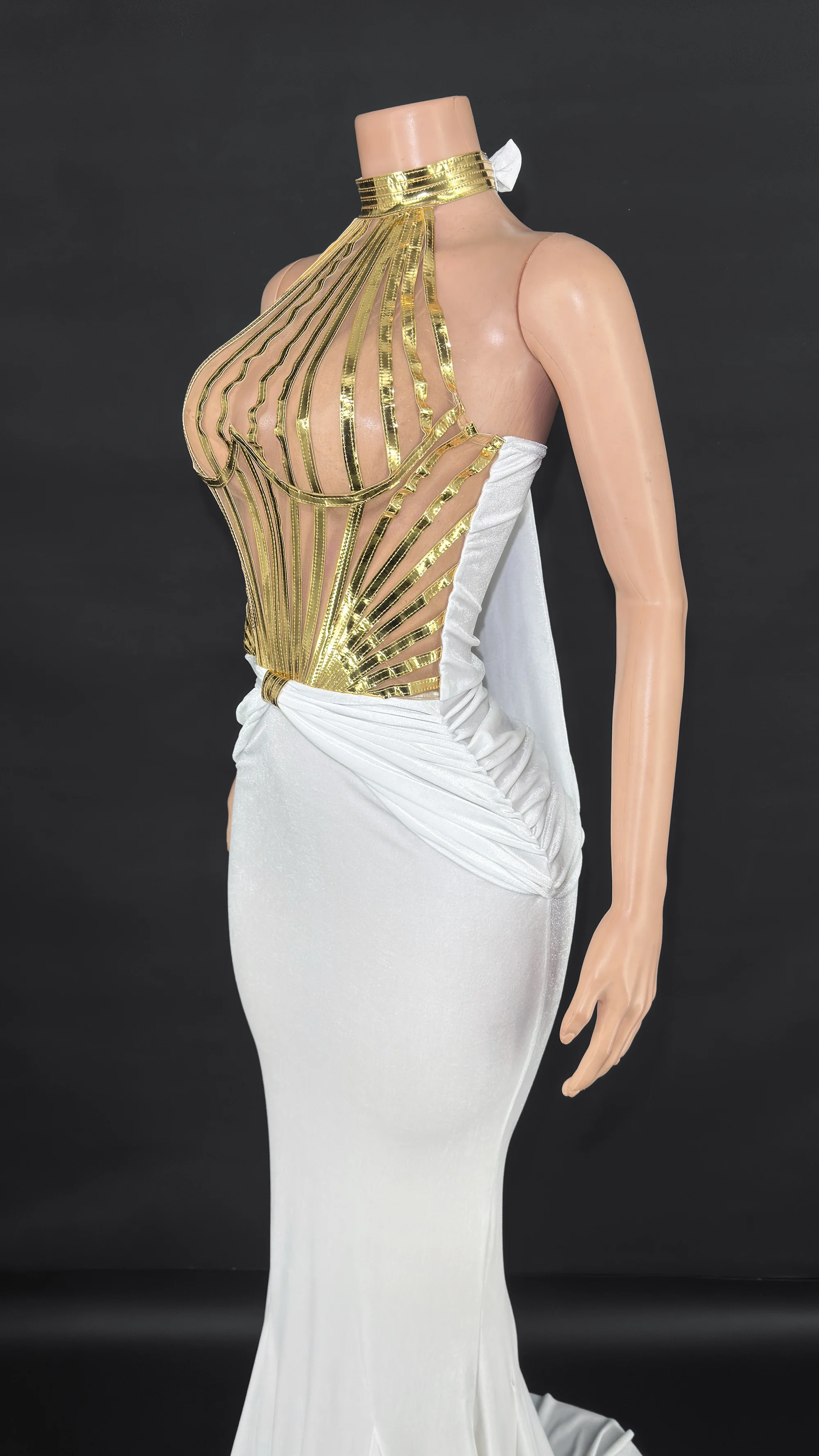 ZD „Elegantes, figurbetontes Maxikleid in Gold und Lila – Neckholder, durchsichtiges Mesh-Metallic-Design für Damen-Party- und Club-Outfits