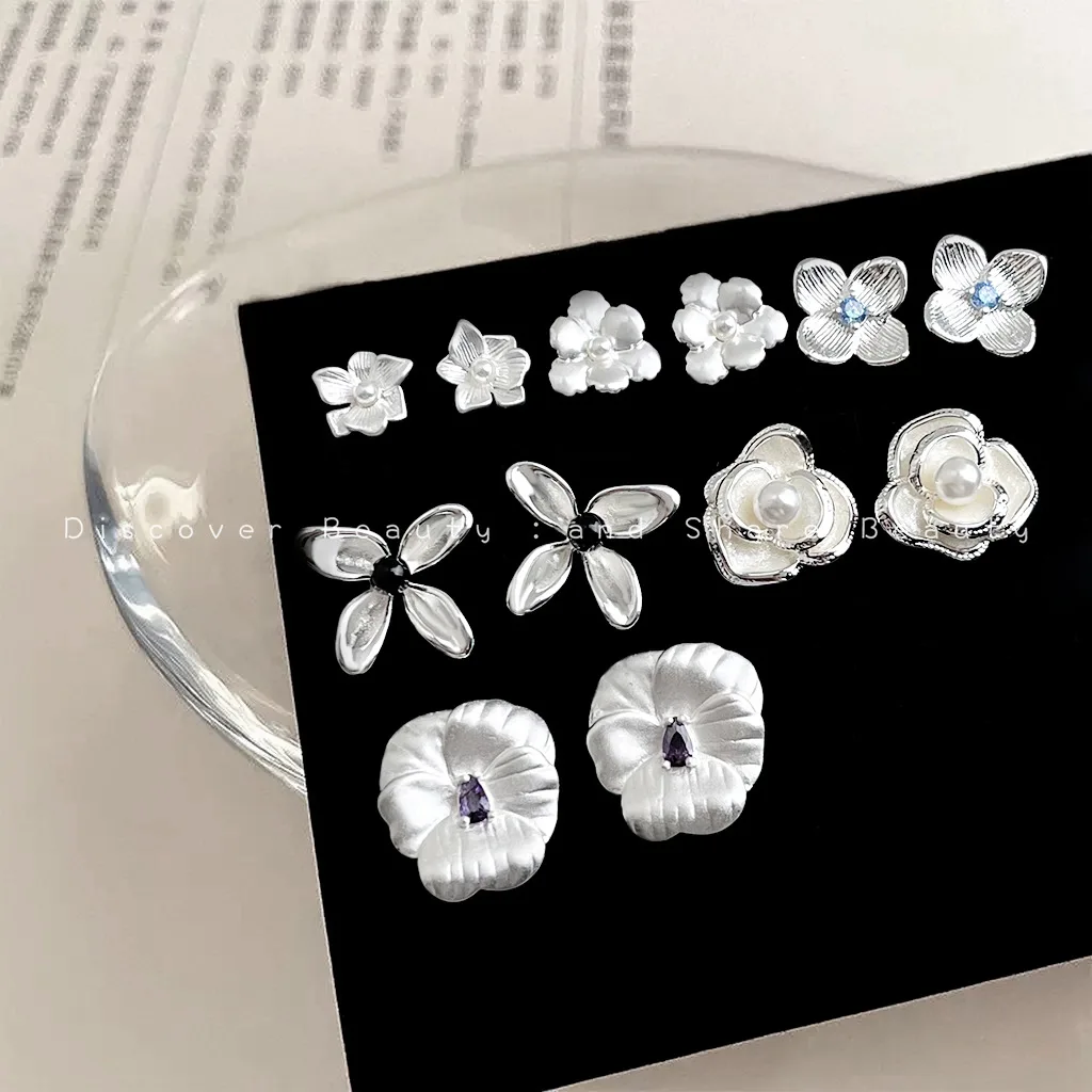 

Аксессуары для самостоятельного изготовления: матовые серебряные серьги-гвоздики в форме цветка, с серебряной иглой, в литературном и ретро стиле, объемные серьги-камелии, премиум-класса.