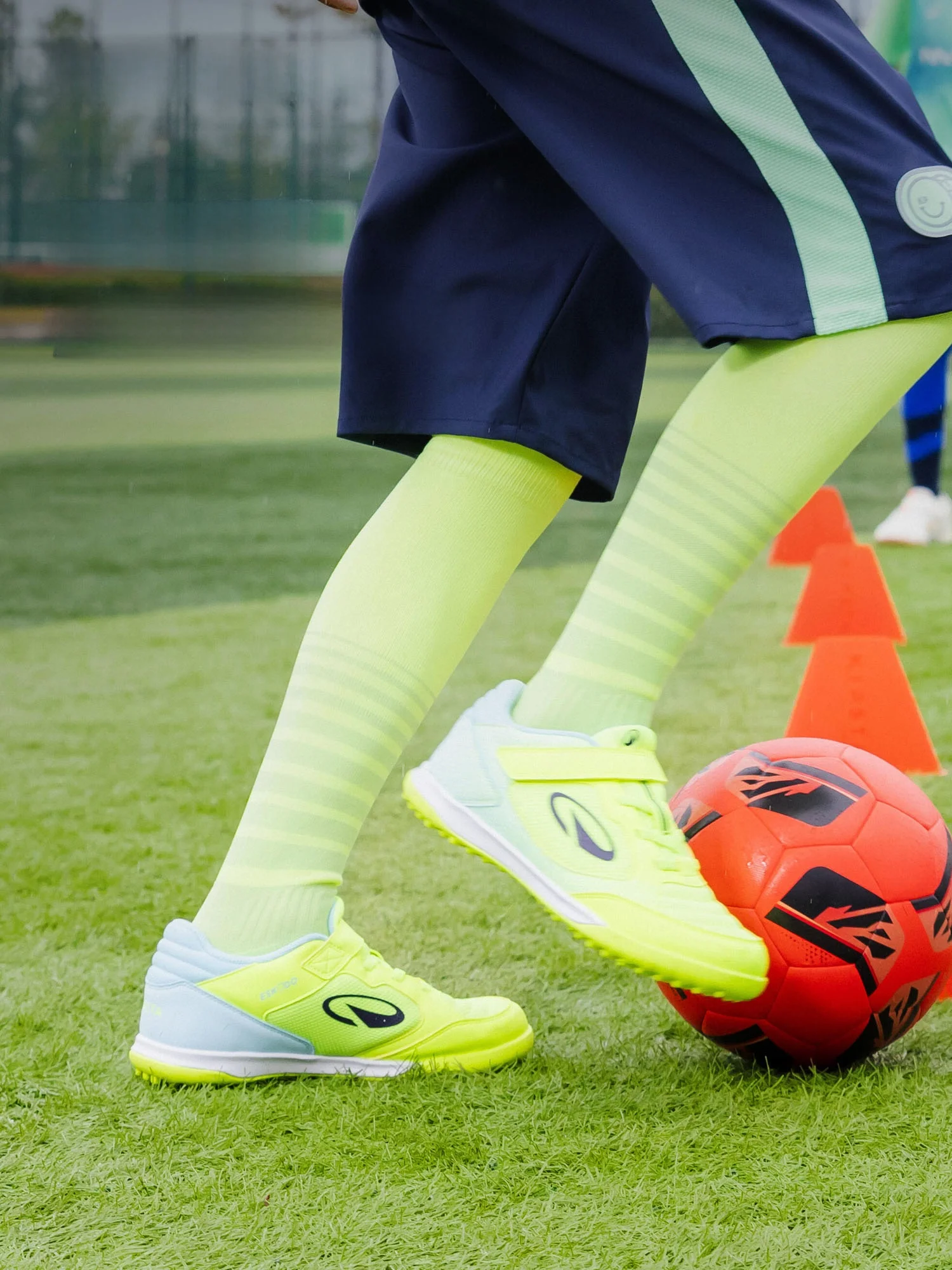 zapatos-de-futbol-para-ninos-transpirables-de-malla-comodos-con-amortiguacion-tacos-de-entrenamiento-con-cierre-magico-cst1-para-cesped-artificial
